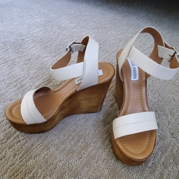 Steve Madden Cream leather straps with wood wedge. - Picture 2 of 8